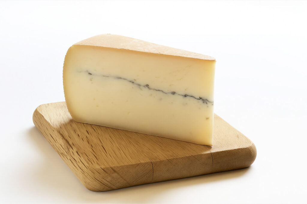 Morbier-traditionnel-pose-sur-une-planche-en-bois_YBLOPTIMA.FR_-1024x682 L’art d’inviter en hiver : quand la raclette laisse place au changement