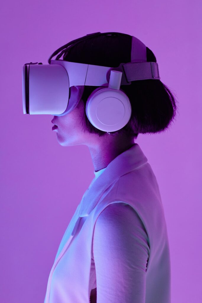Plongez-dans-lunivers-immersif-la-realite-virtuelle-au-service-du-divertissement-moderne_ybloptima-683x1024 Réalité virtuelle : immersion dans de nouveaux formats de divertissement