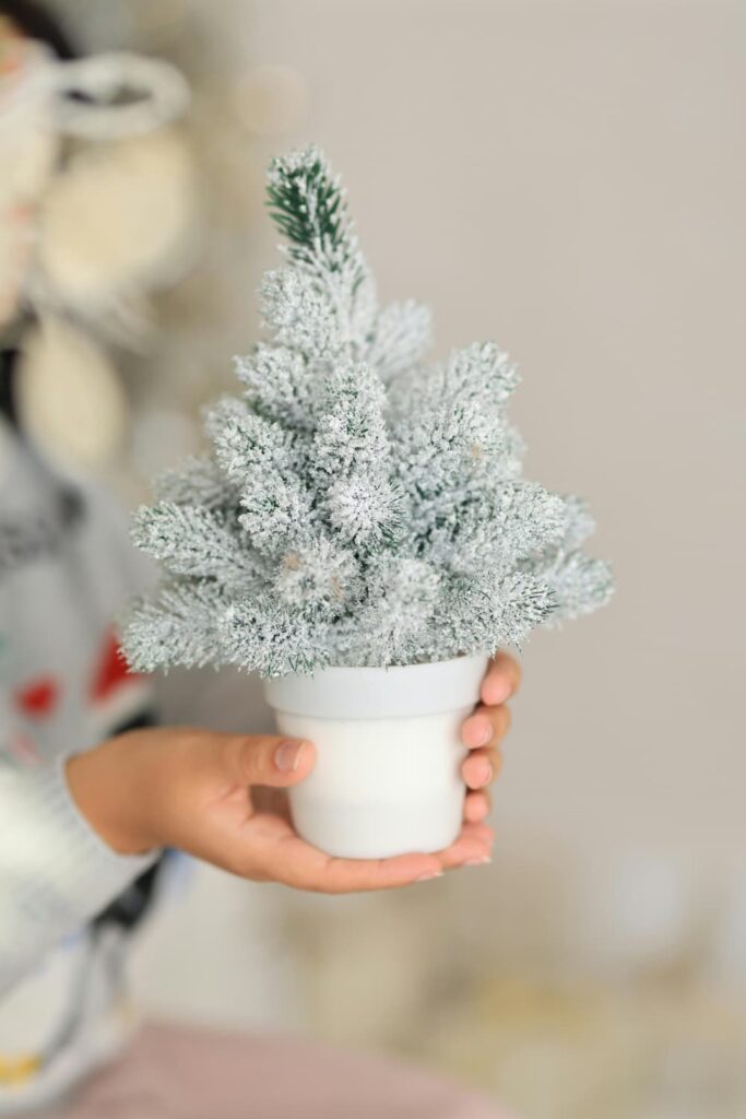 Mini-sapin-de-Noel-DIY-une-decoration-festive-et-facile-a-realiser_ybloptima-683x1024 10 décorations de Noël à fabriquer soi-même avec trois fois rien