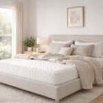 Chambre moderne avec grand lit et matelas confortable pour un sommeil réparateur