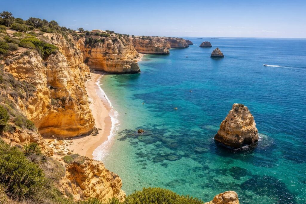 Falaises-de-lAlgarve-Portugal-destination-ete-2026-sure_ybloptima-1024x682 Destinations été 2026 : Où partir en sécurité cette année