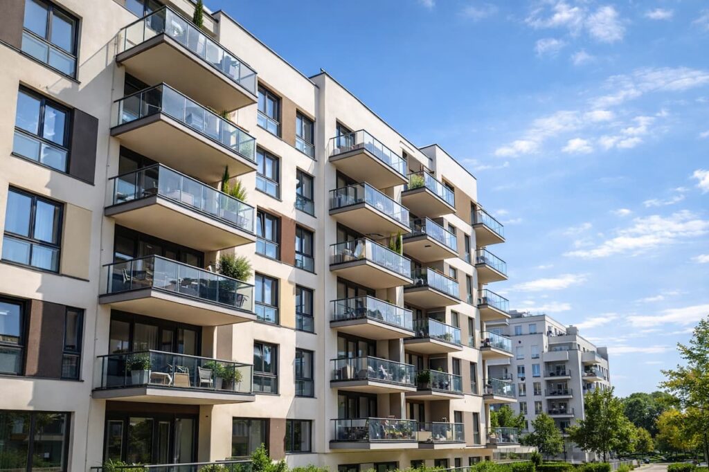 Immeuble-residentiel-pour-investissement-locatif-retraite_ybloptima-1024x682 Préparer sa retraite : Guide complet pour anticiper avant 40 ans