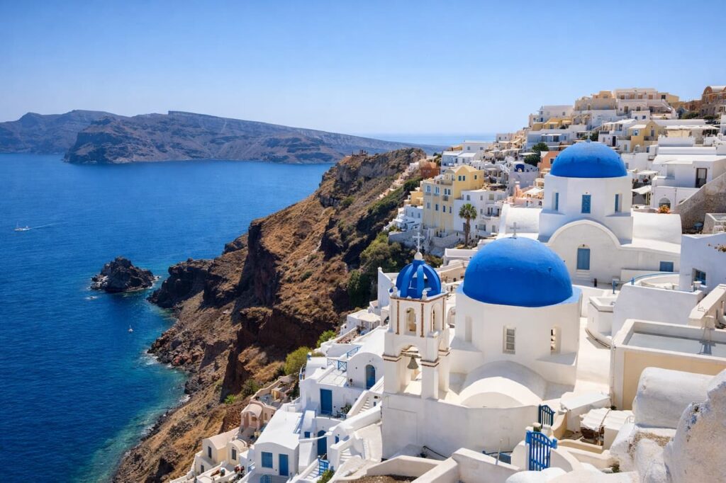 Santorin-Grece-maisons-blanches-destination-ete-2026_ybloptima-1024x682 Destinations été 2026 : Où partir en sécurité cette année